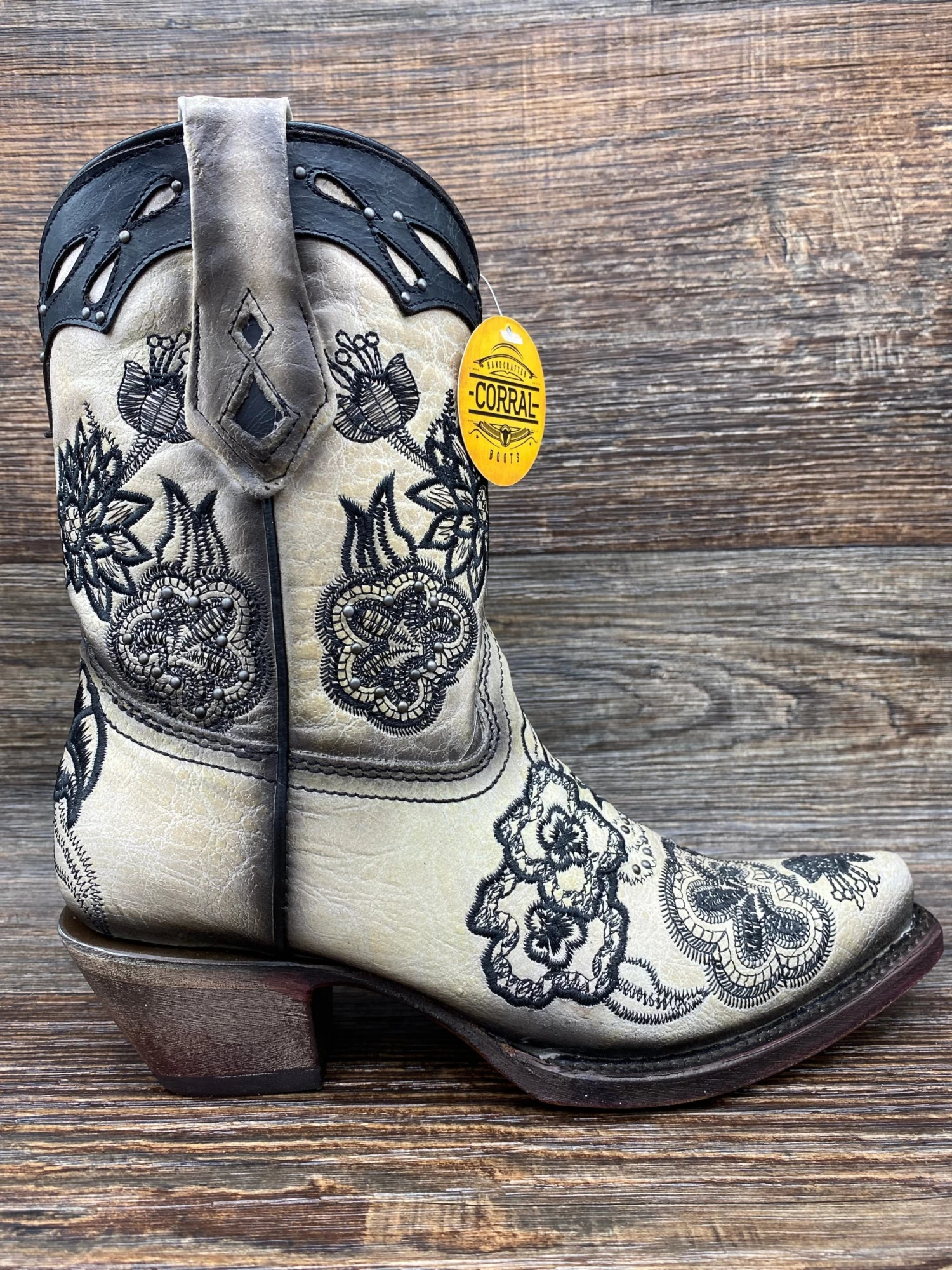 A4159 Ladies Black & White Embroidered Snip Toe Western Boot By Corral - Image 2
